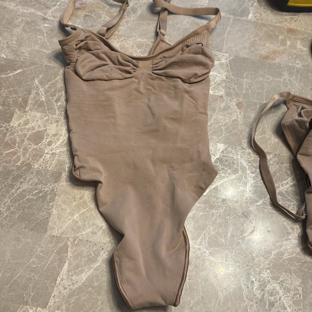 SKIMS SEAMLESS SCULPT THONG BODYSUIT - Picture 5 of 11